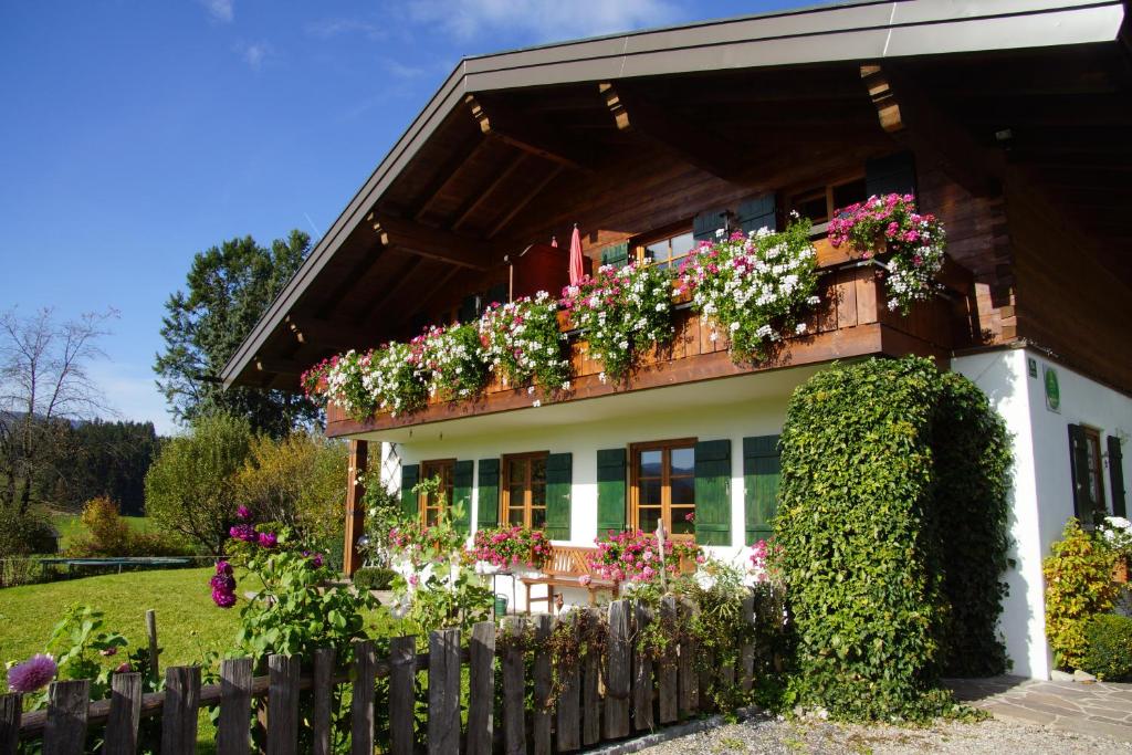 a house with flower boxes on the balcony at Ferienwohnungen Mueller in Oberstdorf