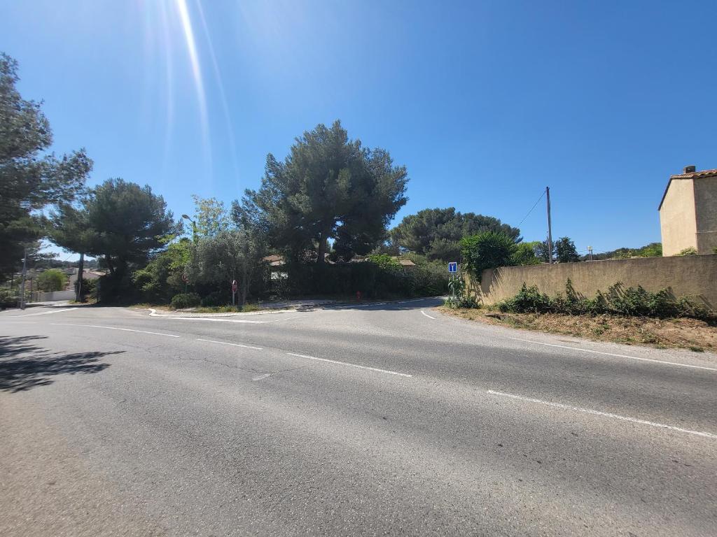 an empty road with trees on the side of the road at Appart 30 m2 cosy 2 personnes 1 grande chambre en mezzanine in Saint-Mitre-les-Remparts