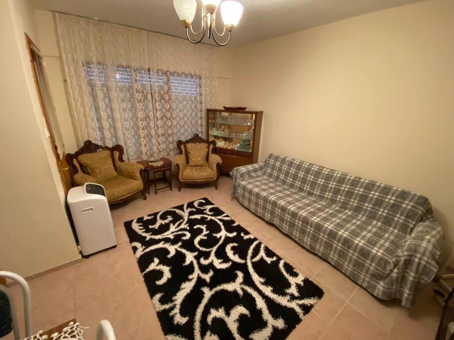 een woonkamer met een bed en een tapijt bij Huzur için Şarköy'deki eviniz. in Şarköy
