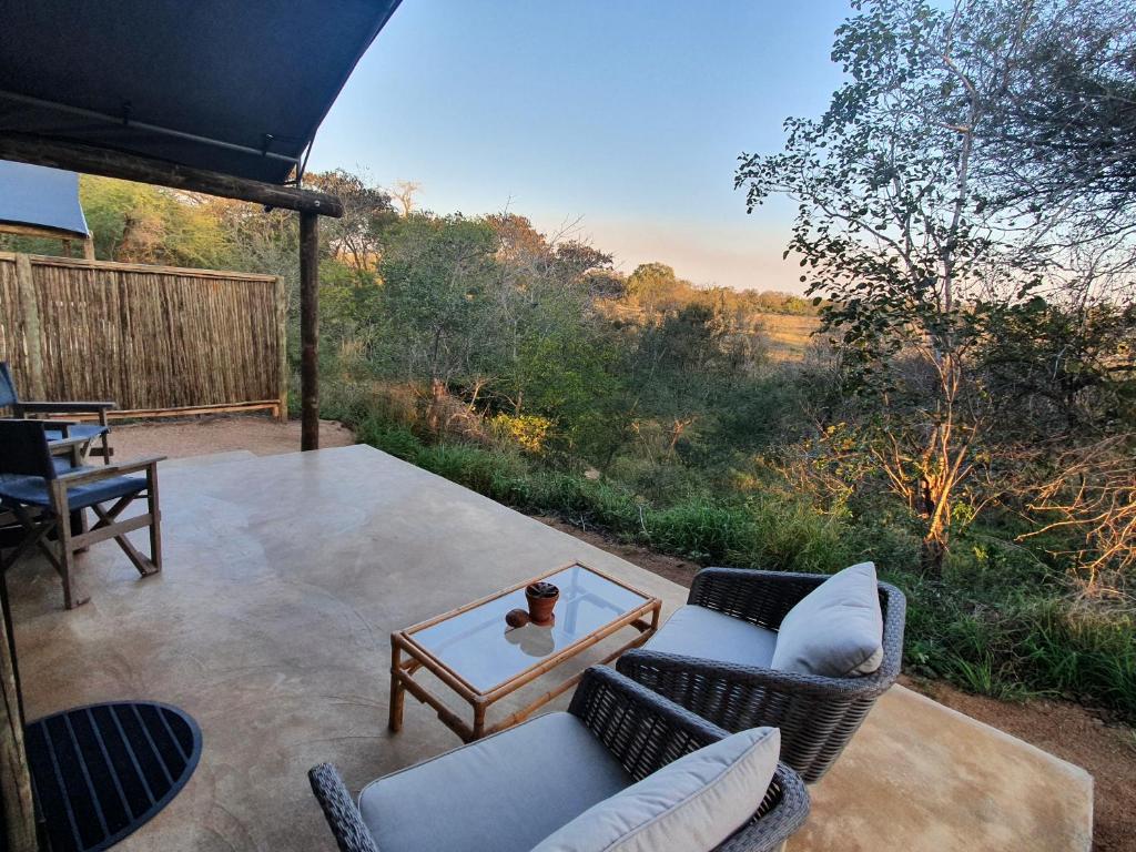 Balkón nebo terasa v ubytování Umkumbe Bush Lodge - Luxury Tented Camp