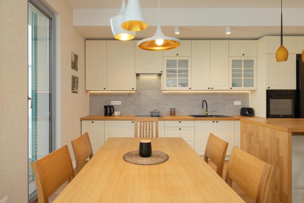 Kuchnia lub aneks kuchenny w obiekcie Sea&Sky View Apartment Par La Mer
