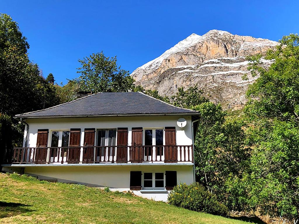 Casa con balcón con una montaña en el fondo en Gavarent, en Gavarnie