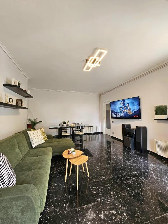 Televízia a/alebo spoločenská miestnosť v ubytovaní Modern Garden View Apt in Voula, Athens - Luxe