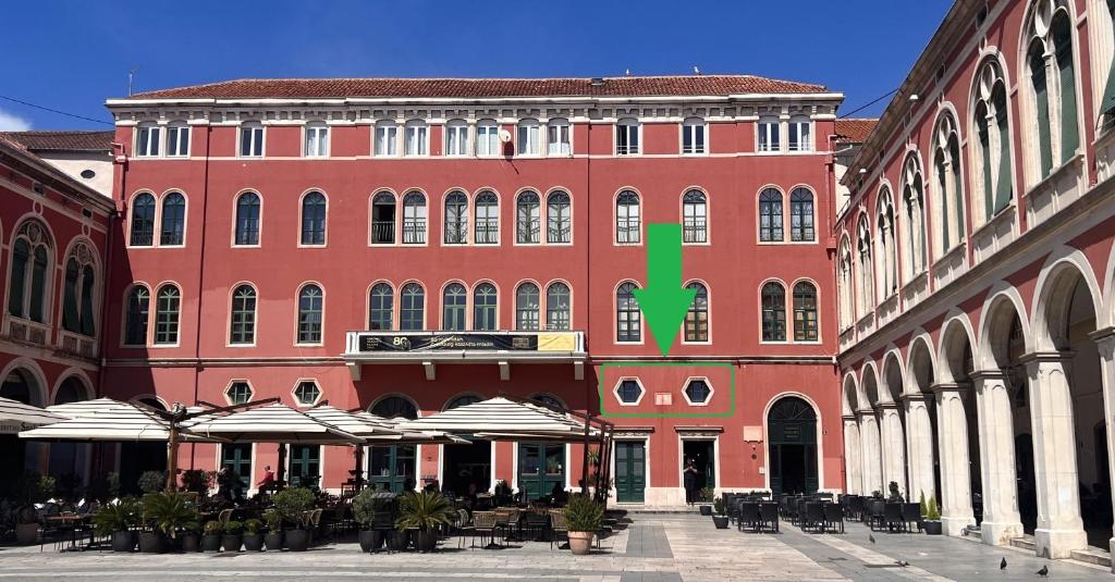 On the Square Suites - 19