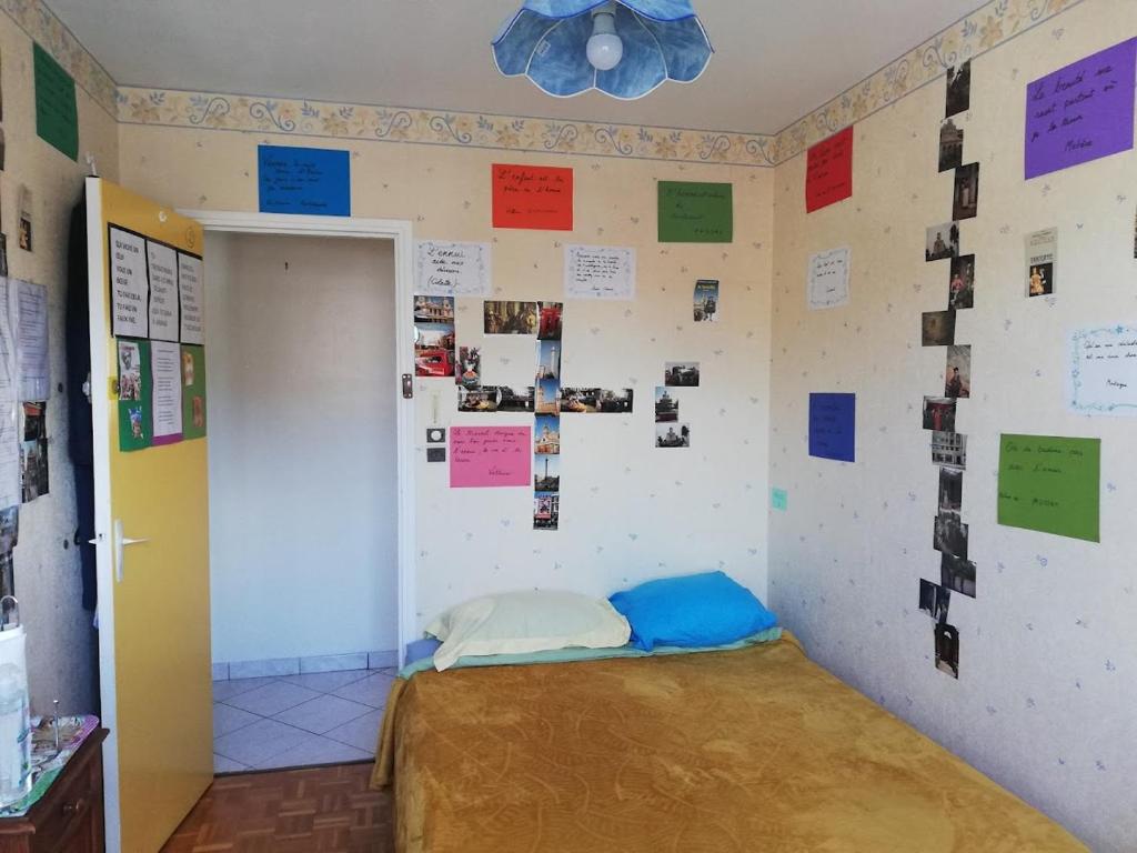 Tempat tidur dalam kamar di CHEZ RÉMY