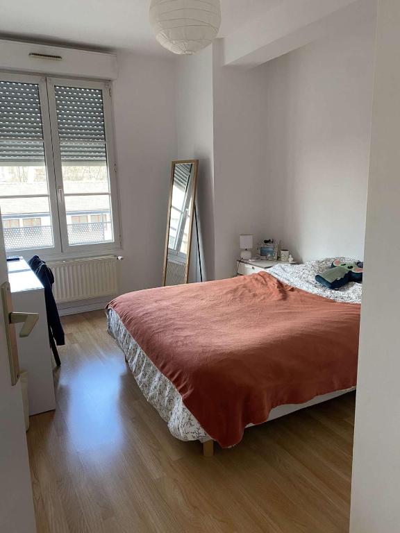 une chambre avec un grand lit et deux fenêtres dans l'établissement Tréfilerie, à Saint-Étienne