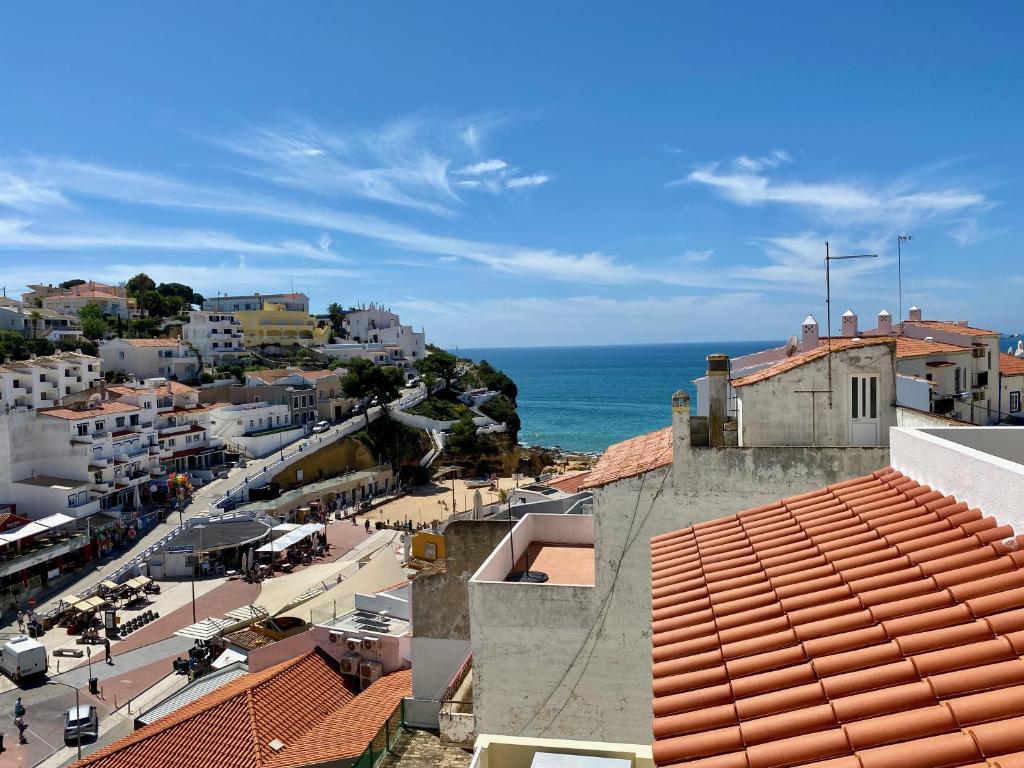 una vista aérea de una ciudad con el océano en Studio Calisto, en Carvoeiro