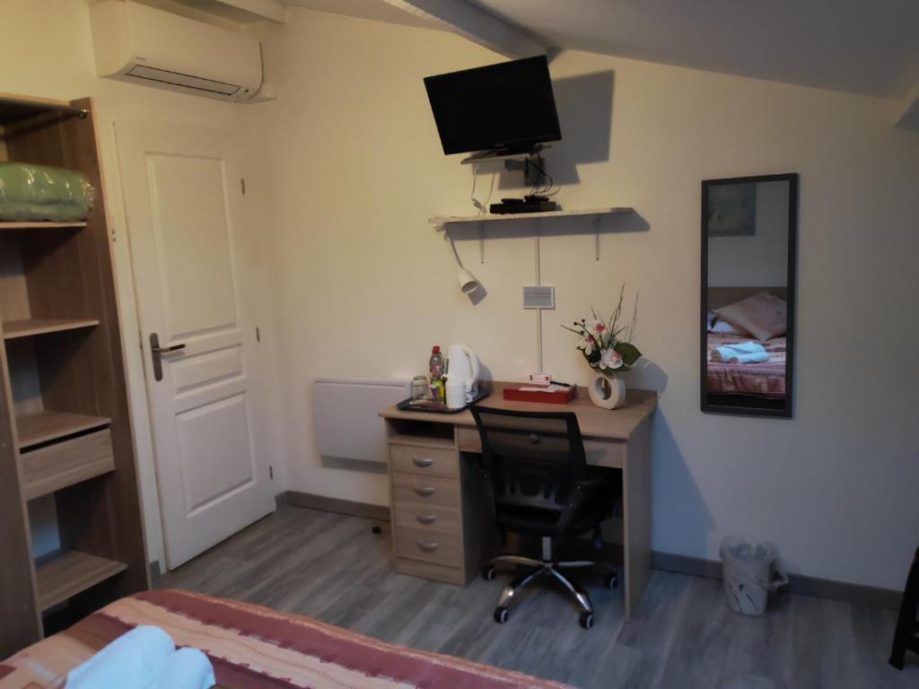 TV a/nebo společenská místnost v ubytování Gite - Chambre d'hôtes l'OCCITANIA