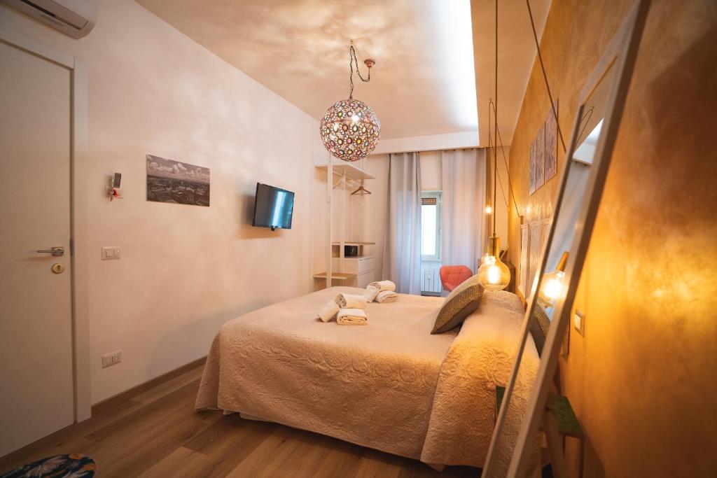 A bed or beds in a room at Verrazzano 37 Guest House
