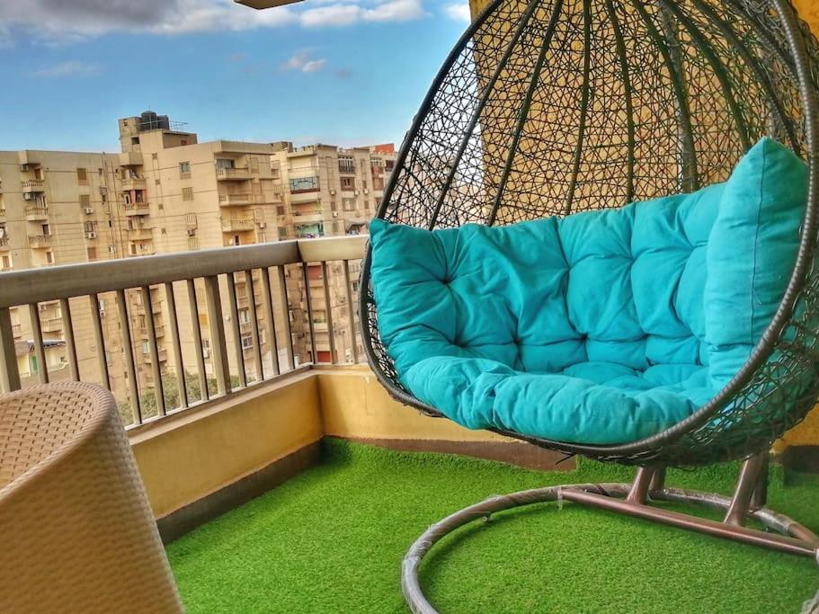 een schommel bovenop een balkon bij Unique location, fully furnished flat in Cairo in Caïro