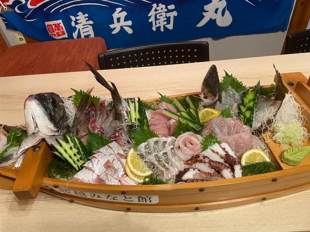 un vassoio di frutti di mare in cima a un tavolo di Umimachi Seikatsu Koshigoe Minatokan - Vacation STAY 55291v a Kamakura
