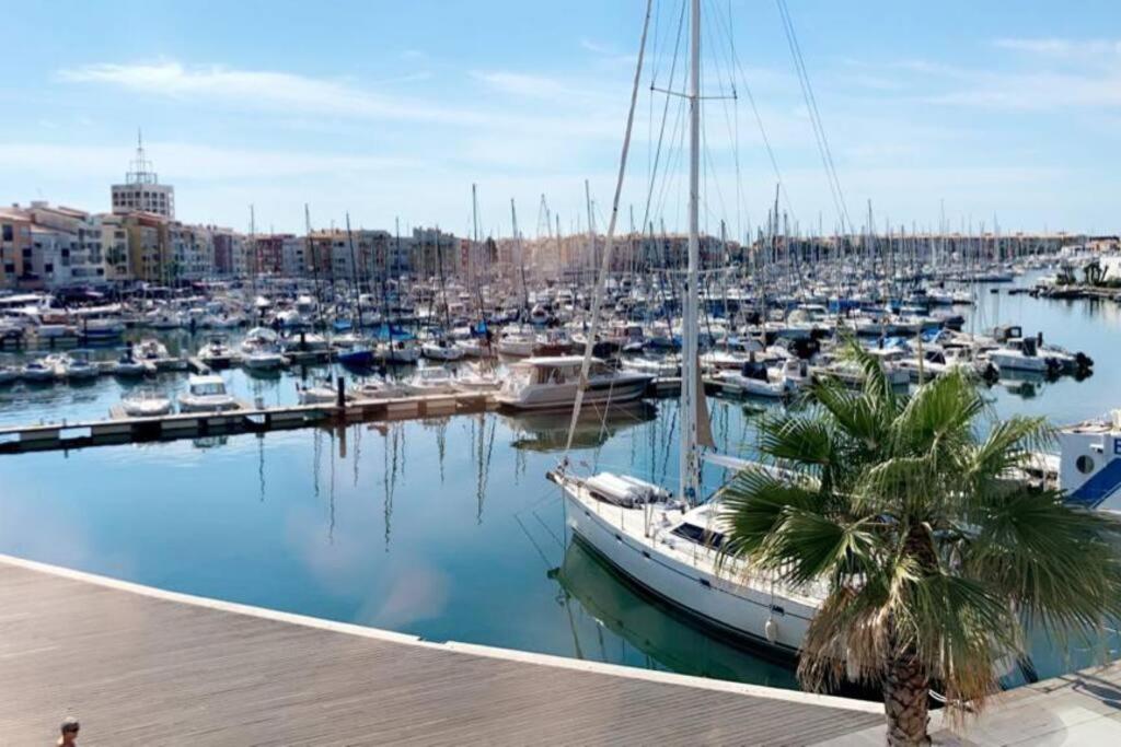 un port de plaisance avec un tas de bateaux dans l'eau dans l'établissement Studio les 5M centre Port Cap d'Agde, au Cap d'Agde