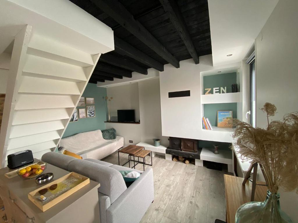 un salon avec un escalier et un canapé dans l'établissement Rev d’Opale, à Wimereux