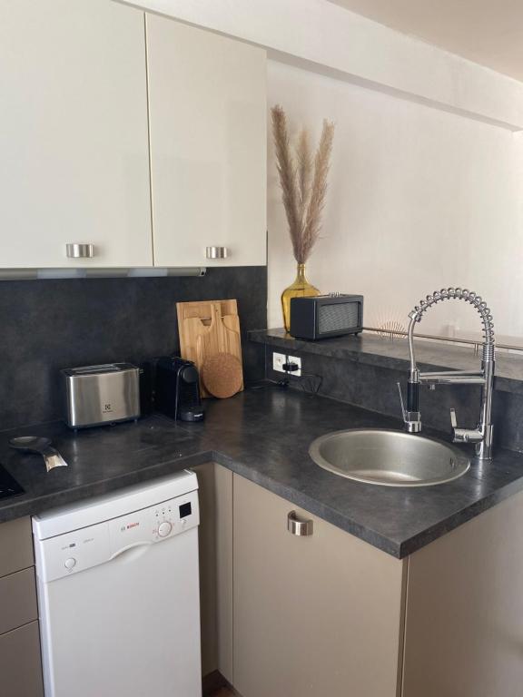 Kuchyňa alebo kuchynka v ubytovaní Loft/jardin et parking : Le Petit Clos Bourdet