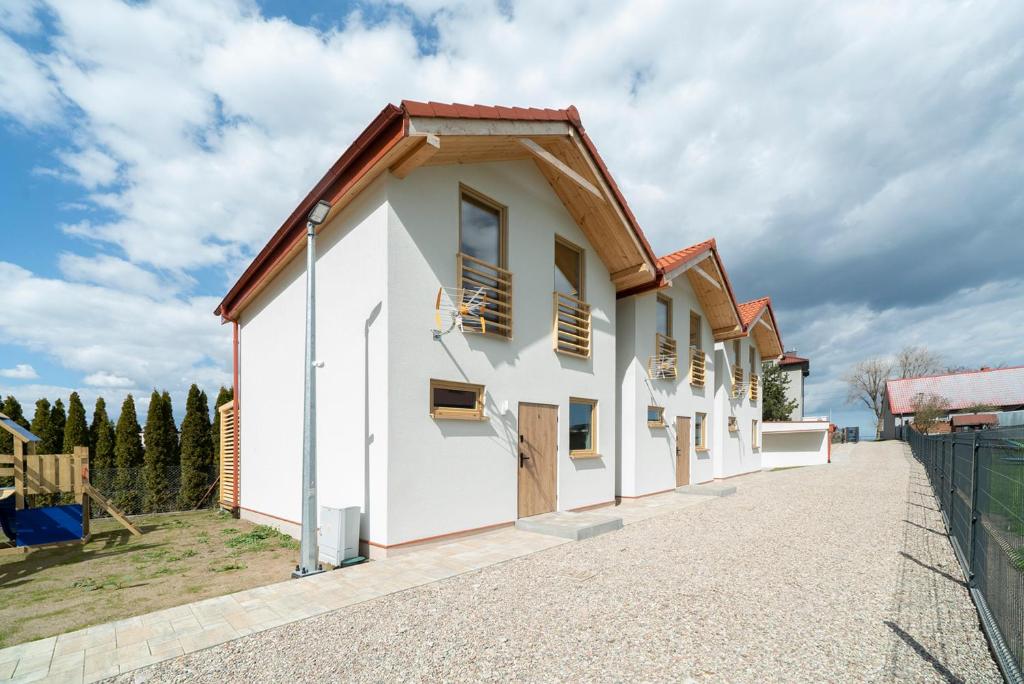 ein kleines Haus mit einem Holzdach in der Unterkunft Rewa House in Rewa