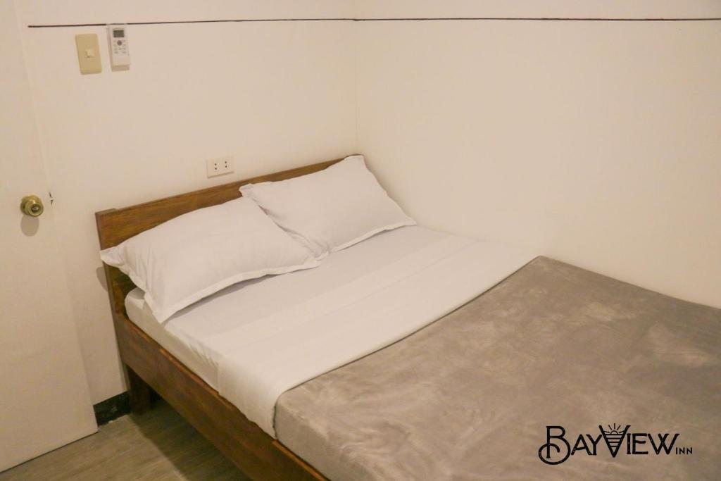 Postel nebo postele na pokoji v ubytování Bay View Inn