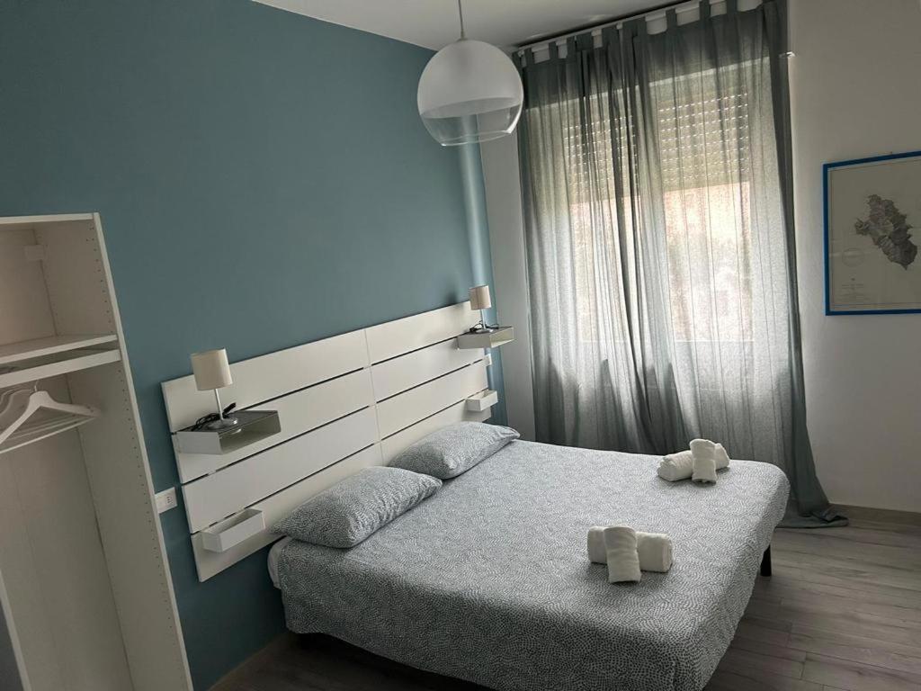 ein Schlafzimmer mit einem Bett mit zwei Teddybären darauf in der Unterkunft ACCADEMIA Rooms in Livorno