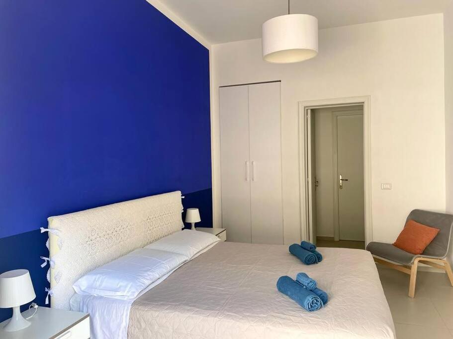マリーナ・ディ・ラグーザにあるA due passi dal mareのベッドルーム1室(青い枕2つ付)