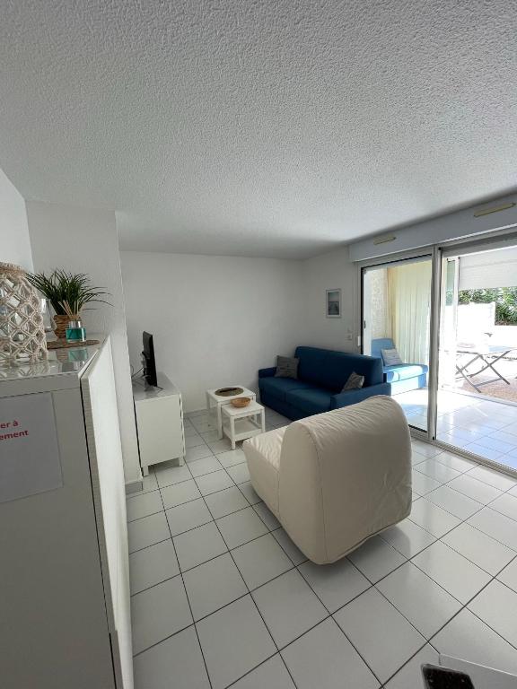 un salon avec un canapé et une table dans l'établissement Appart cap D’agde, au Cap d'Agde