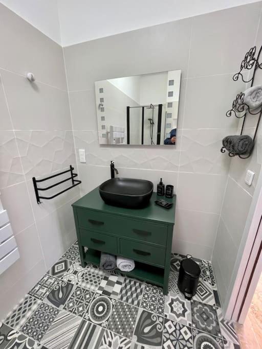 łazienka z umywalką i lustrem w obiekcie Appartement L’olivier w mieście Draguignan