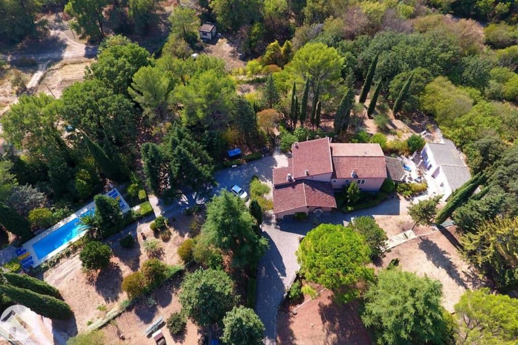 widok z lotu ptaka na dom z basenem w obiekcie Appartement L’olivier w mieście Draguignan