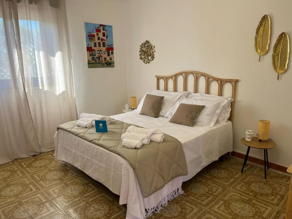 a bedroom with a bed with towels on it at Dirò Camere in Scoglitti