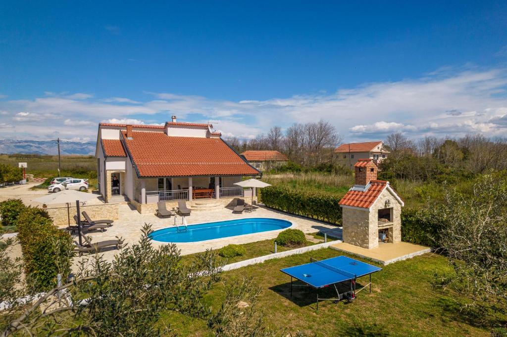 Bazén v ubytování Villa Paulina with a heated pool- by TA Leut Agency nebo v jeho okolí