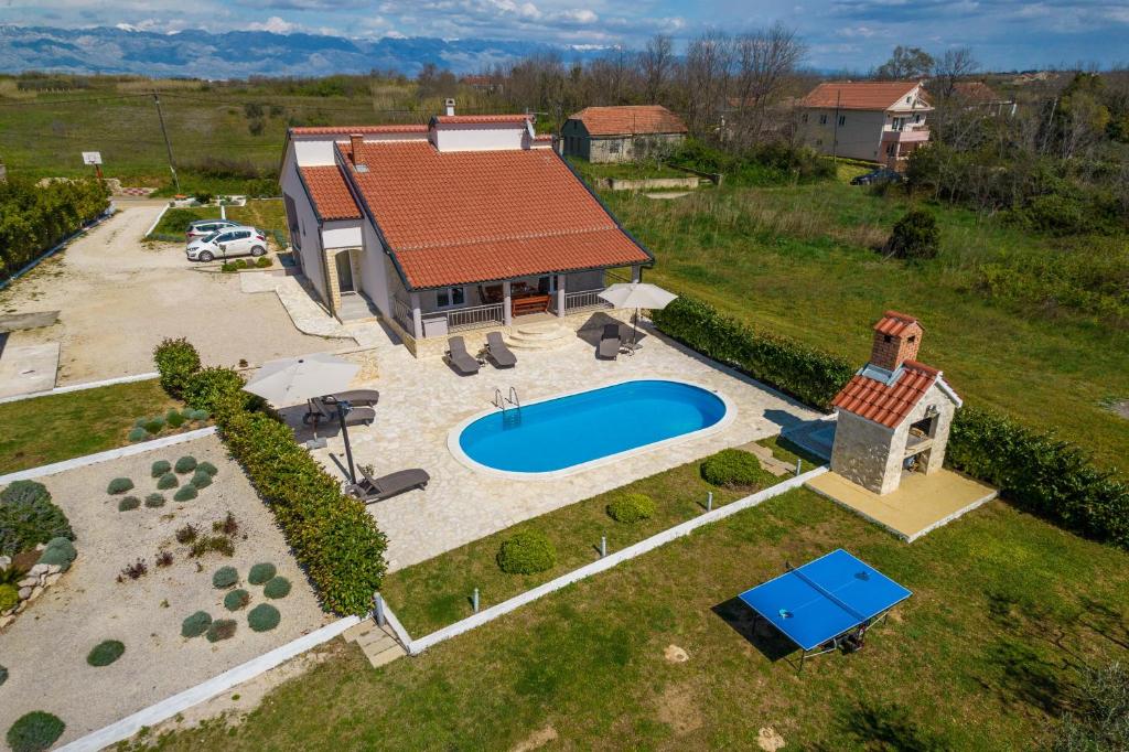 Bazén v ubytování Villa Paulina with a heated pool- by TA Leut Agency nebo v jeho okolí