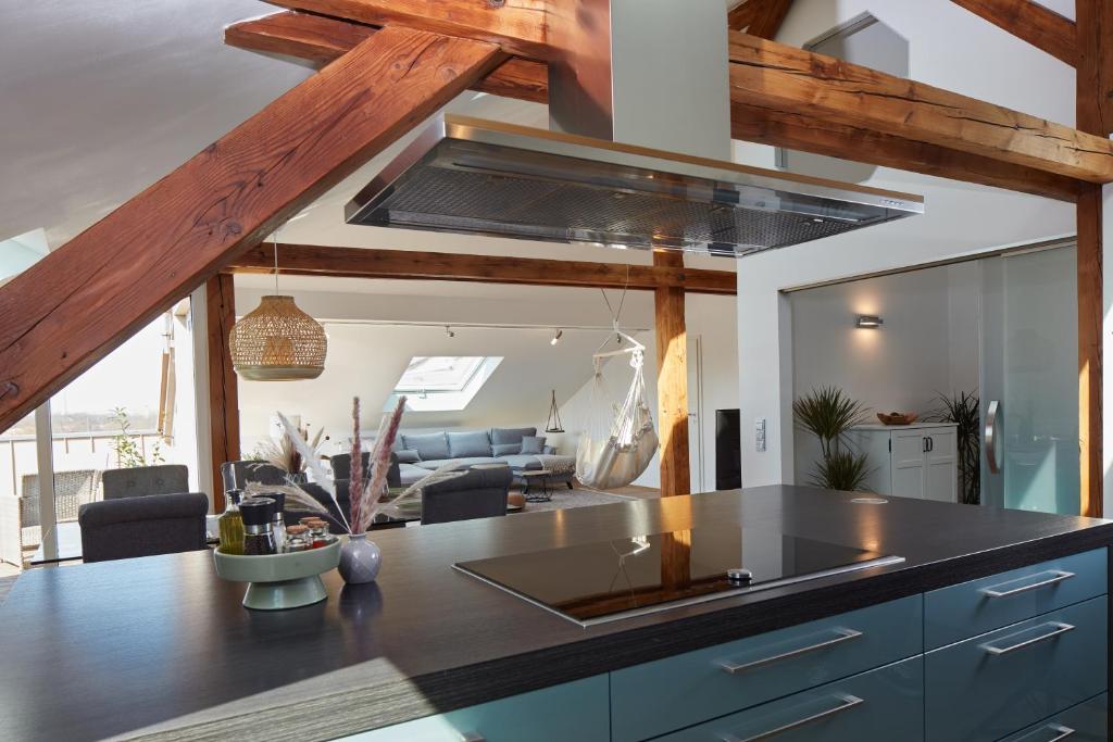 una cucina con piano cottura forno di livello superiore accanto a un soggiorno di ⸨⸩ Sunset Penthouse: Messe - Siemens - DB - MAN ⸨⸩ a Norimberga