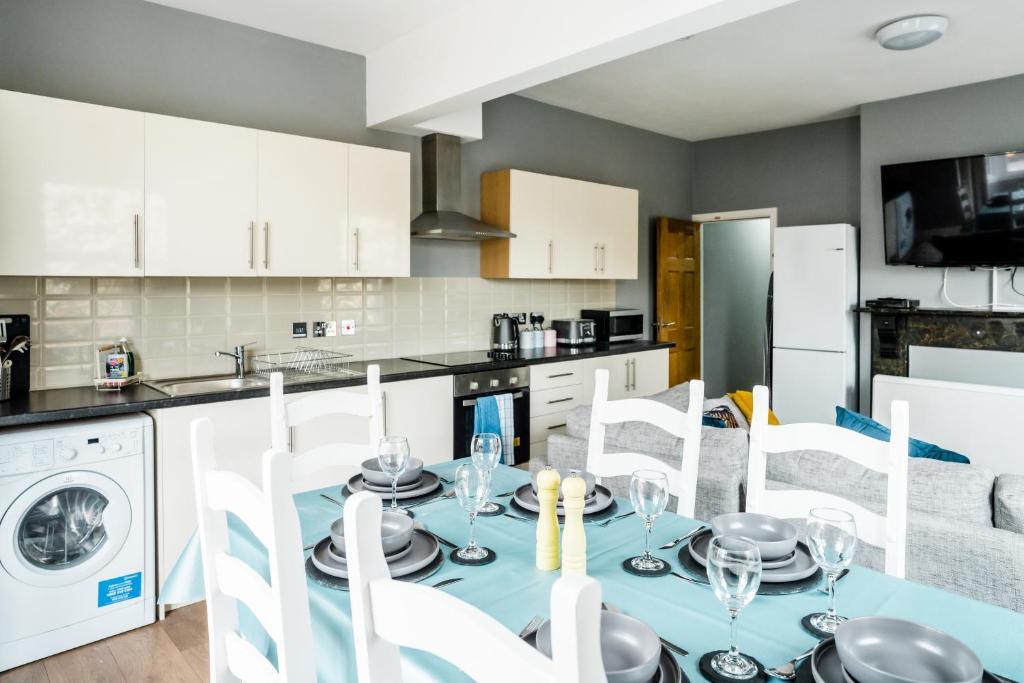 eine Küche und ein Esszimmer mit einem Tisch und Stühlen in der Unterkunft Harrow Road Stay Central+Parking in Leicester