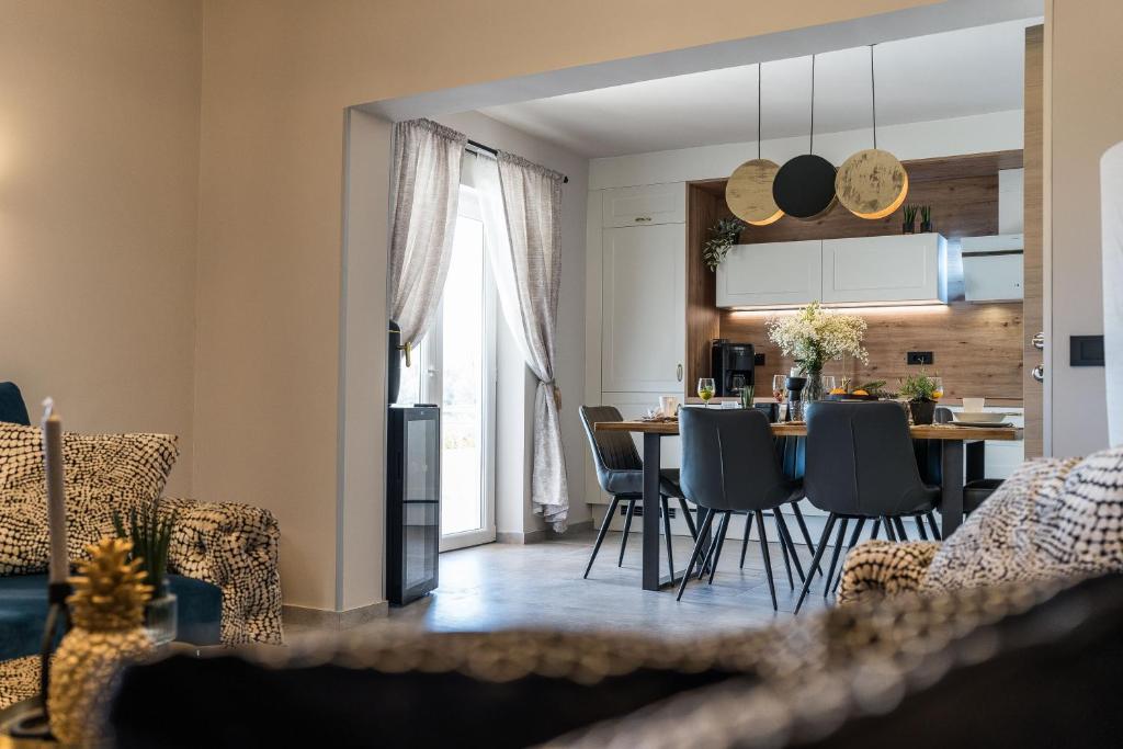 Kuchyň nebo kuchyňský kout v ubytování Villa Paulina with a heated pool- by TA Leut Agency