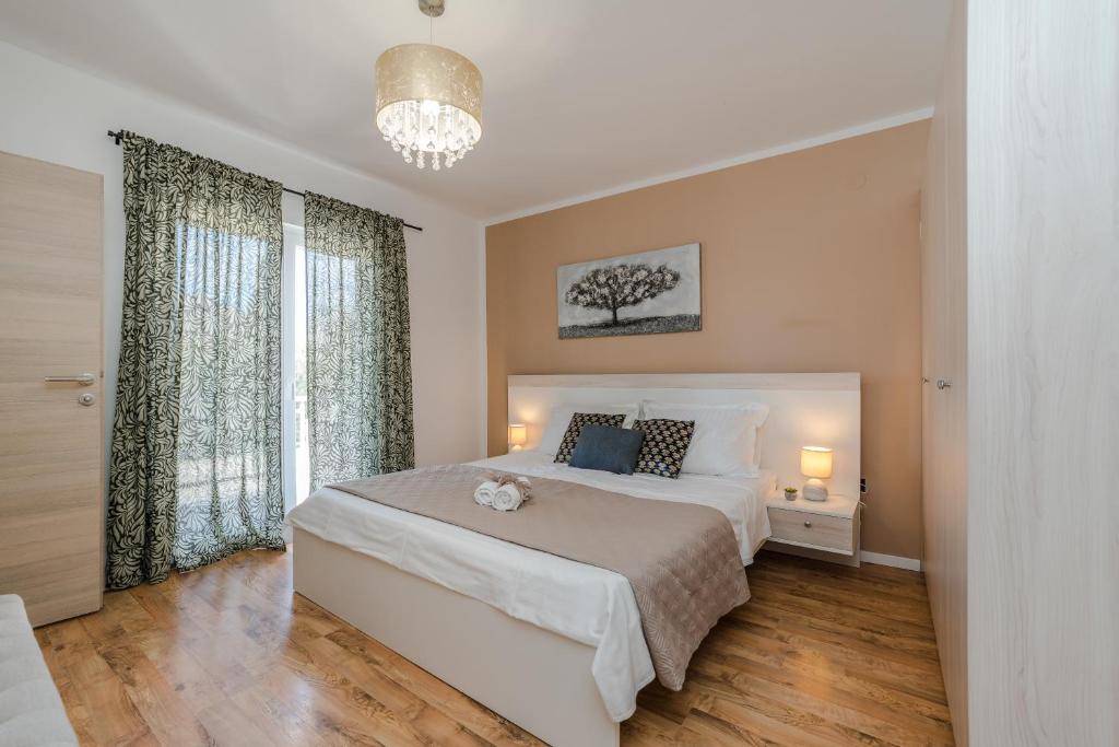 Postel nebo postele na pokoji v ubytování Villa Paulina with a heated pool- by TA Leut Agency