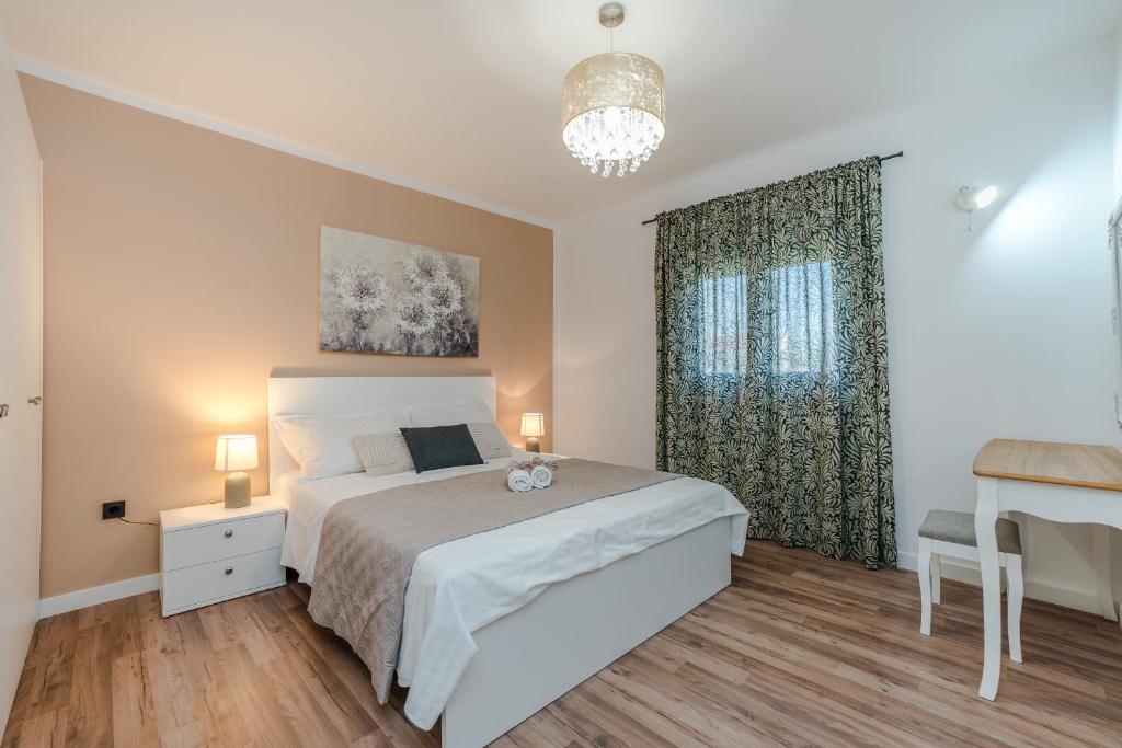 Postel nebo postele na pokoji v ubytování Villa Paulina with a heated pool- by TA Leut Agency