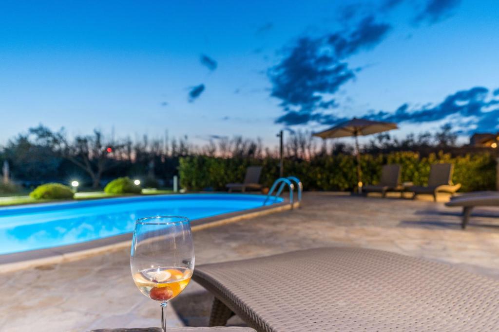 Bazén v ubytování Villa Paulina with a heated pool- by TA Leut Agency nebo v jeho okolí