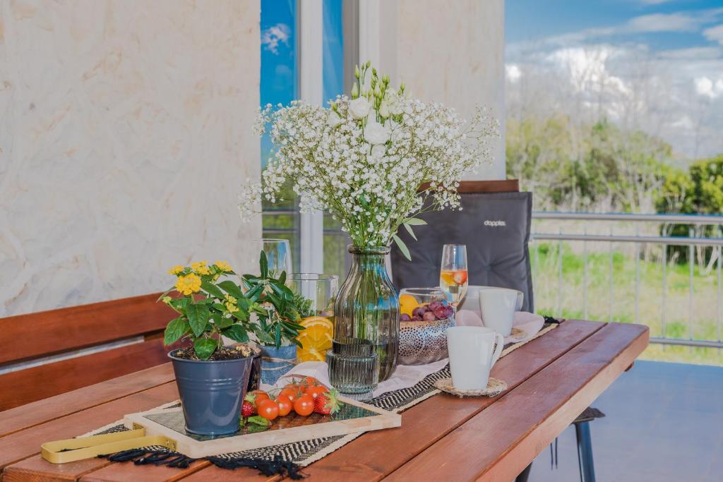 Zahrada ubytování Villa Paulina with a heated pool- by TA Leut Agency