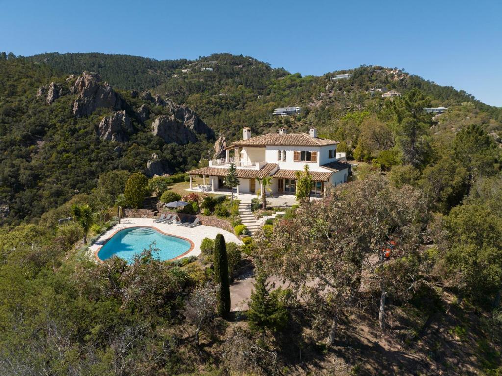 dom na wzgórzu z basenem w obiekcie VILLA L'ESTEREL AVEC PISCINE VUE MER 6 Pers w Fréjus