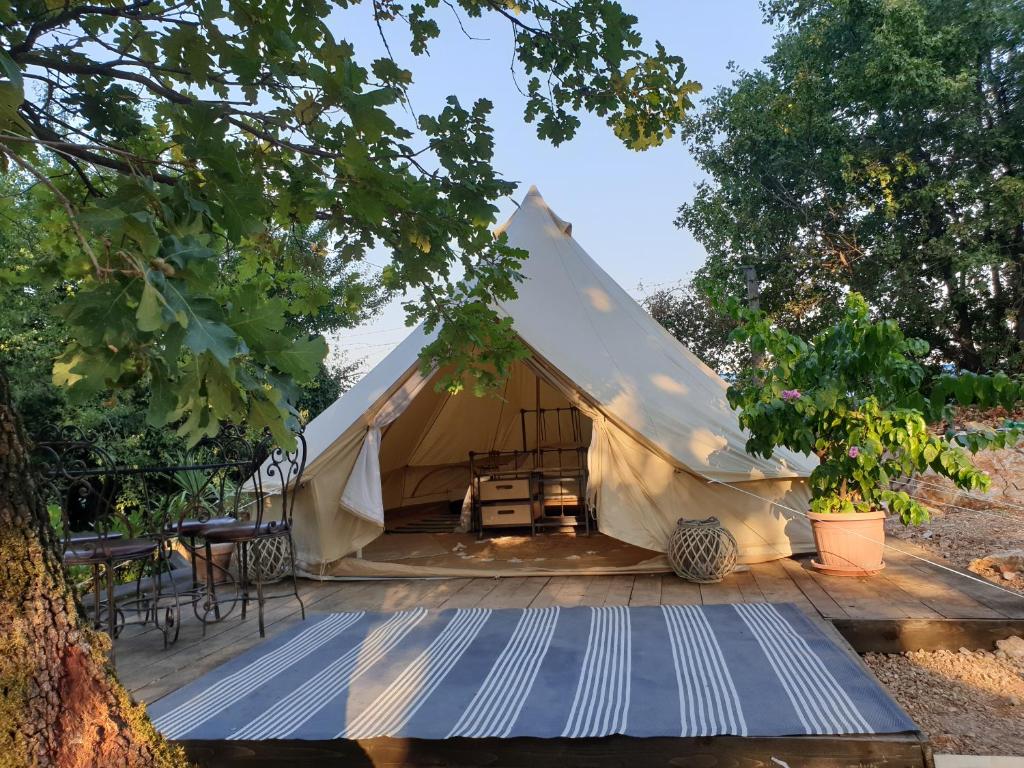 duży namiot ze stołem i krzesłami w obiekcie Rock Oak Camp w mieście Imotski