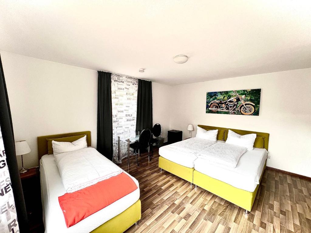 Postel nebo postele na pokoji v ubytování Burghotel Lörrach