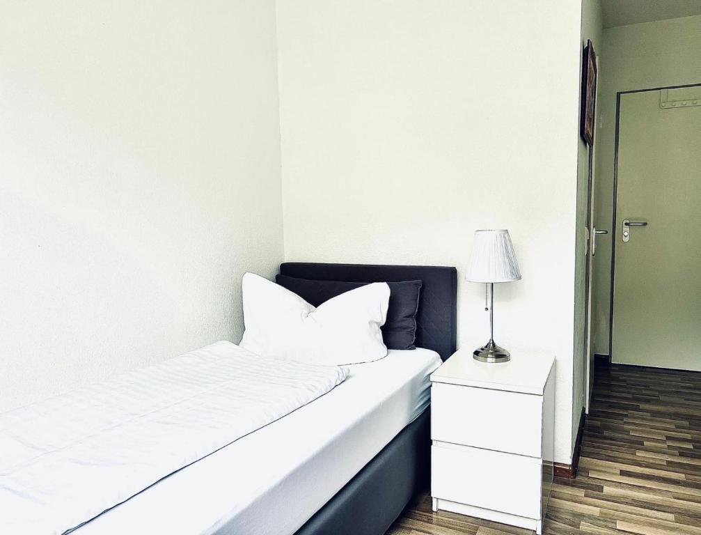 Postel nebo postele na pokoji v ubytování Burghotel Lörrach