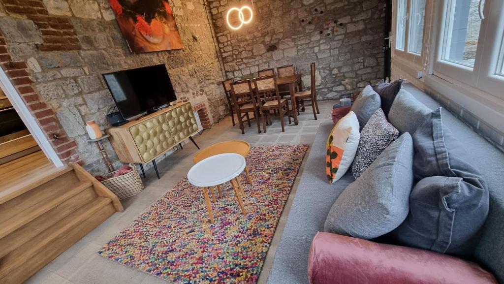 TV a/nebo společenská místnost v ubytování Le Gîte de la Gray House