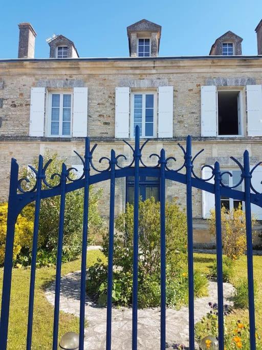 une clôture en fer devant un bâtiment dans l'établissement Maison Aunac, à Aunac