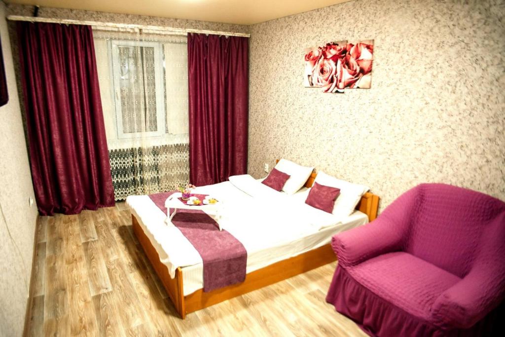מיטה או מיטות בחדר ב-Затишна квартира в центрі, ближче до Софіївського парку.