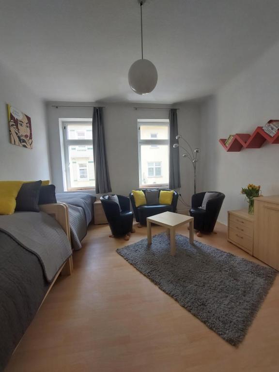 Posezení v ubytování Schöne Zwei-Zimmer-Wohnung "W2" mit 4 Einzelbetten und WLAN in Zwenkau bei Leipzig im Neuseenland