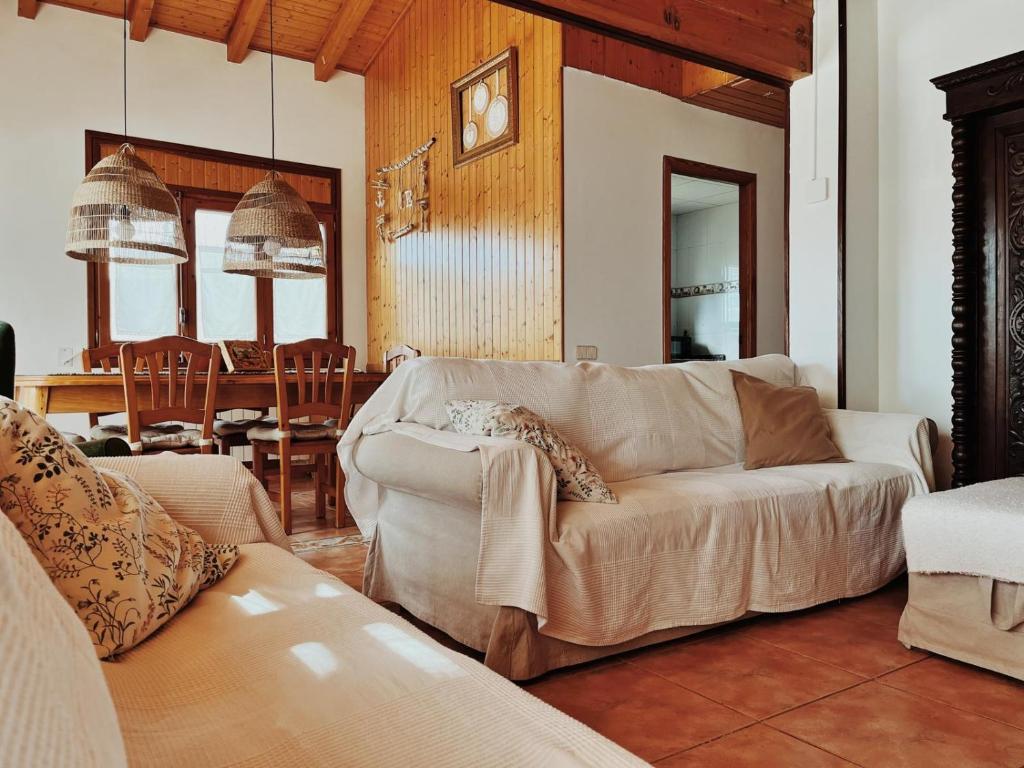 A seating area at Apartaments Cel i Fusta