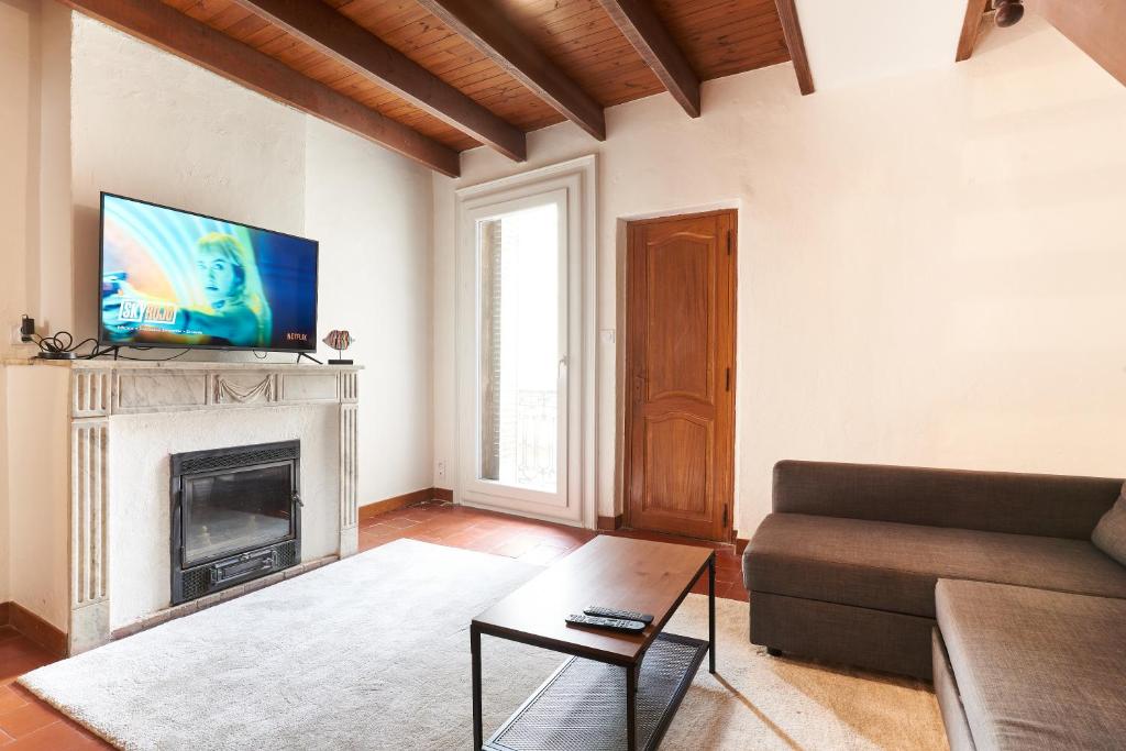 un salon avec un canapé et une cheminée dans l'établissement Duplex de standing en plein coeur de Béziers, à Béziers