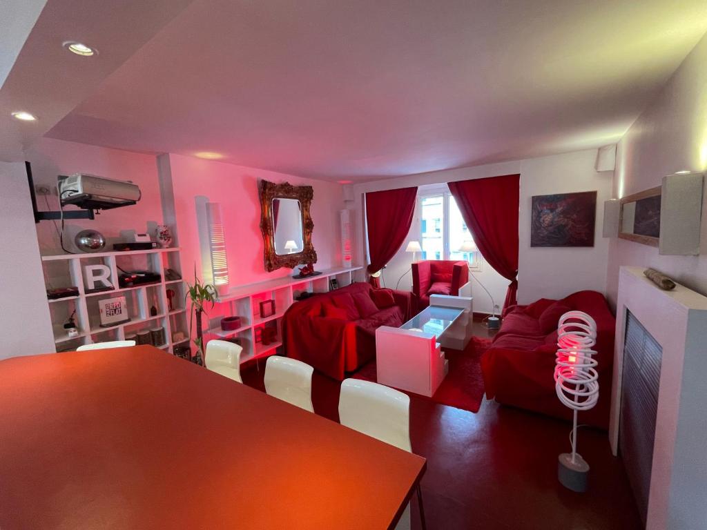 uma sala de estar com cadeiras vermelhas e um sofá vermelho em Red Flat Paris em Paris