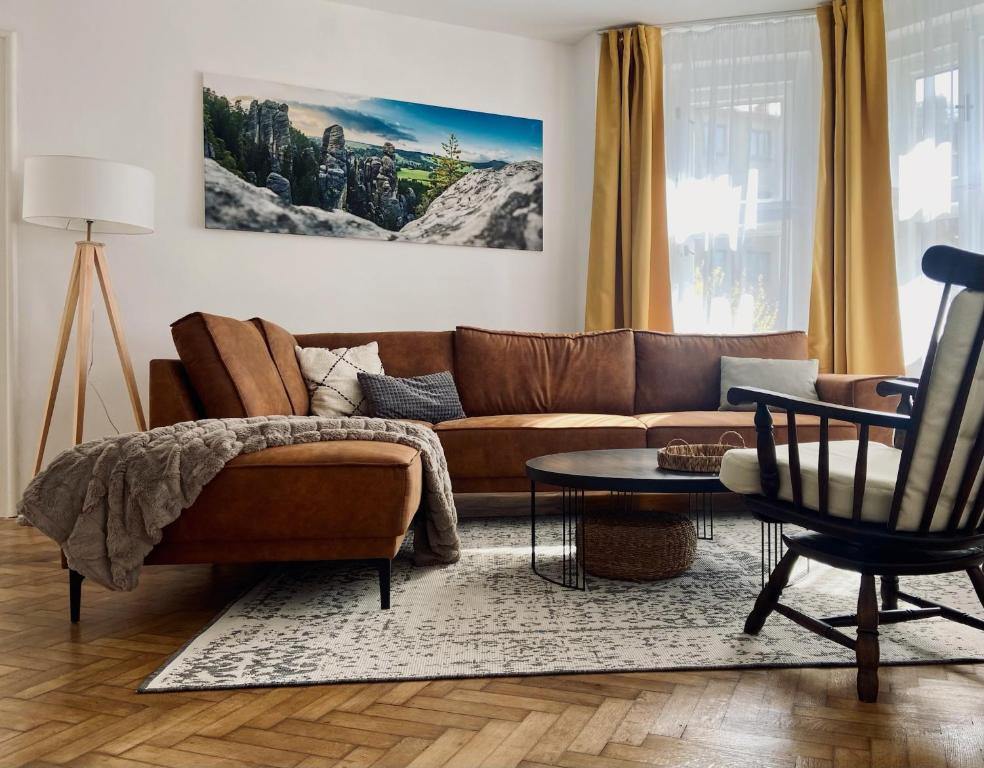 - un salon avec un canapé brun et une table dans l'établissement Apartmán Teplice nad Metují, à Teplice