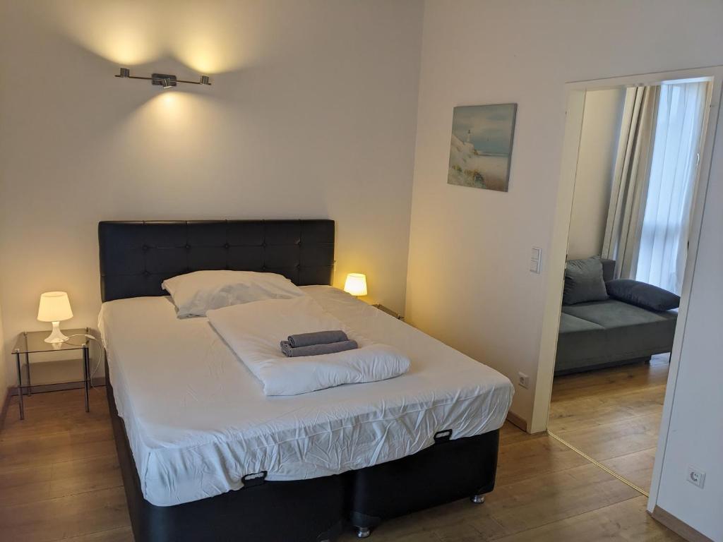 1 dormitorio con 1 cama y 1 sofá en 215 Apartment Wien 4-6 Pers 42m2, en Klagenfurt