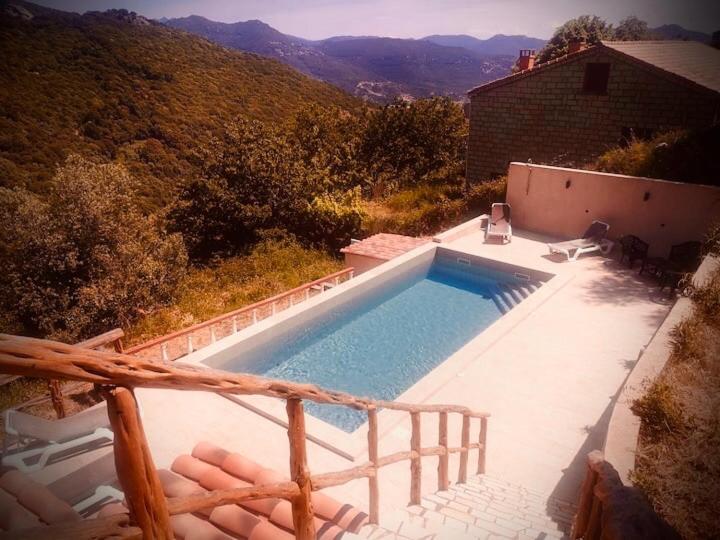 una piscina con vista sulle montagne di Casa Stella a Olmeto