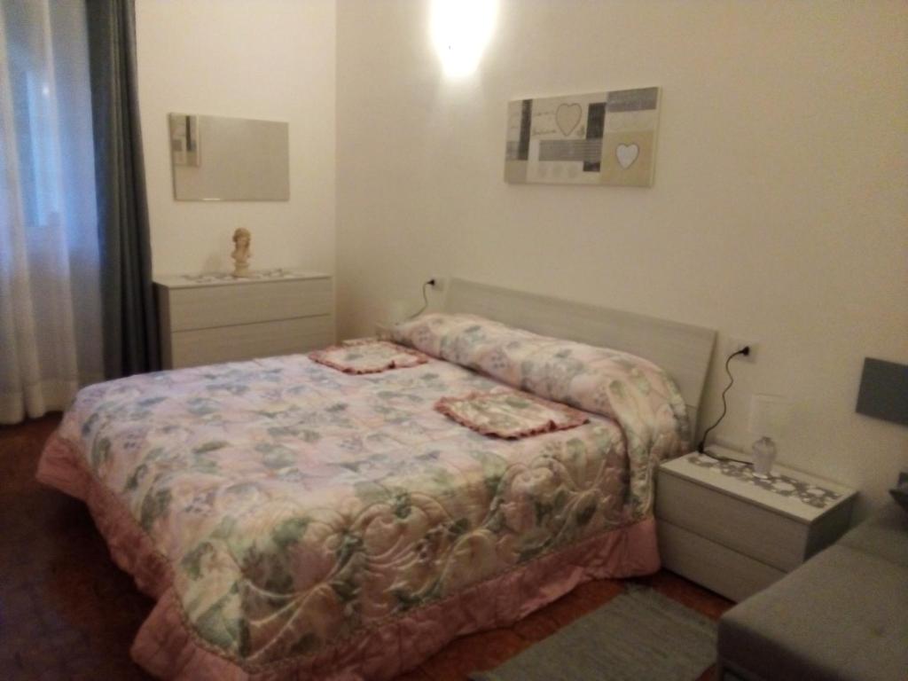 - une petite chambre avec un lit et une commode dans l'établissement Casa Anglona, à Perfugas